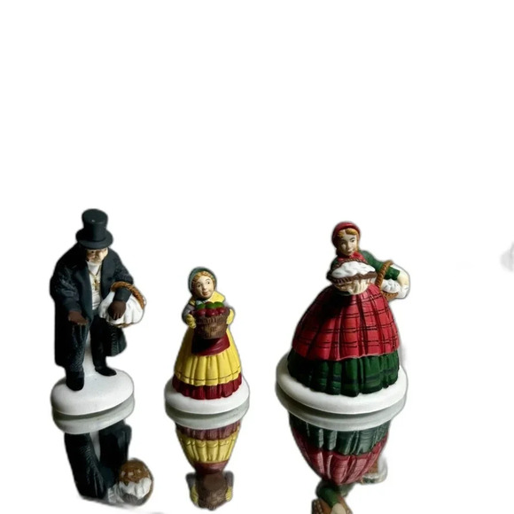 Dept 56 - The Spirit of Giving - Set of 3 - 58322 The Heritage Collection - Picture 8 of 10